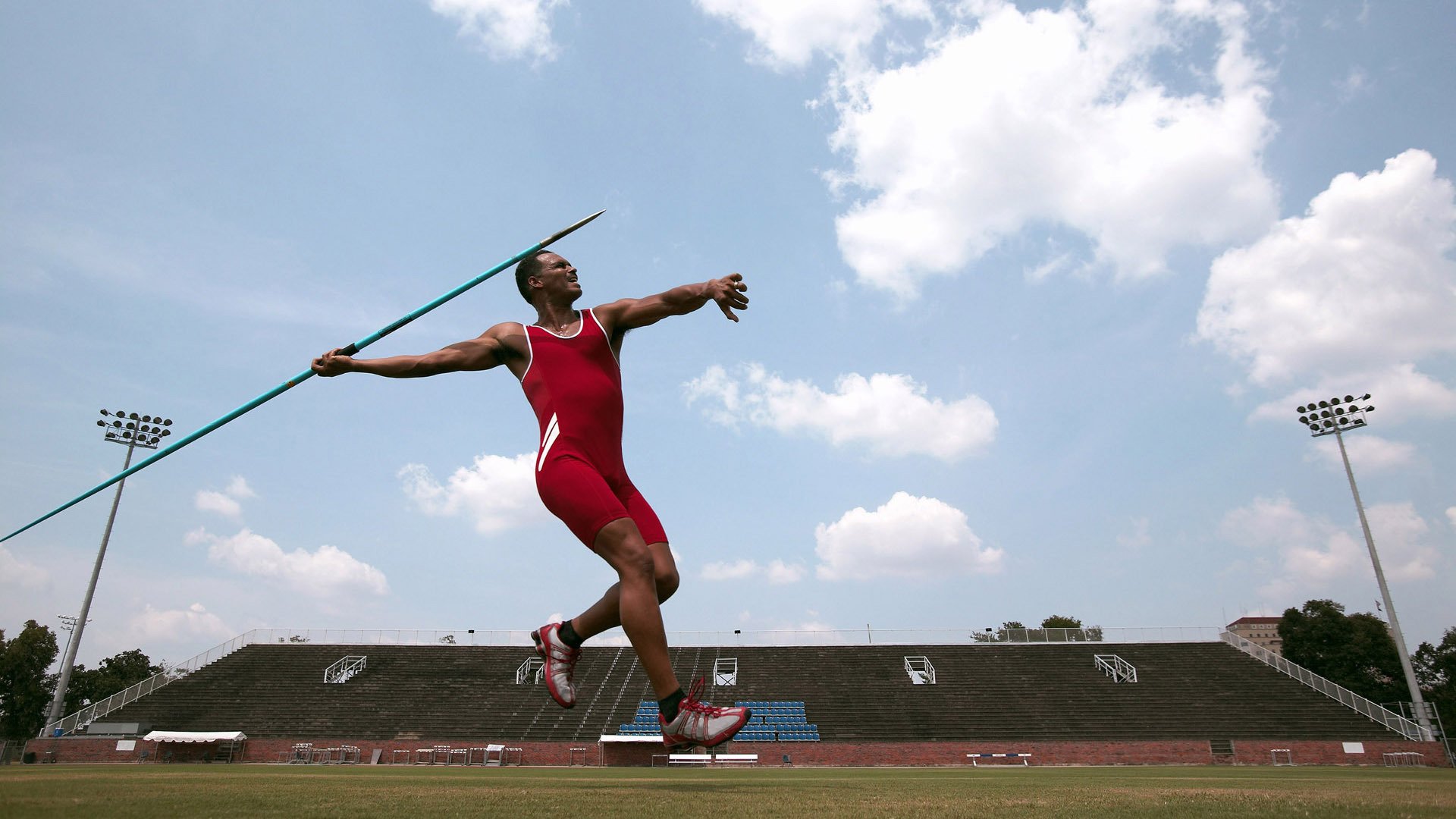 暴雨中的F1：湿滑赛道考验车手技艺，f1赛车雨天比赛
